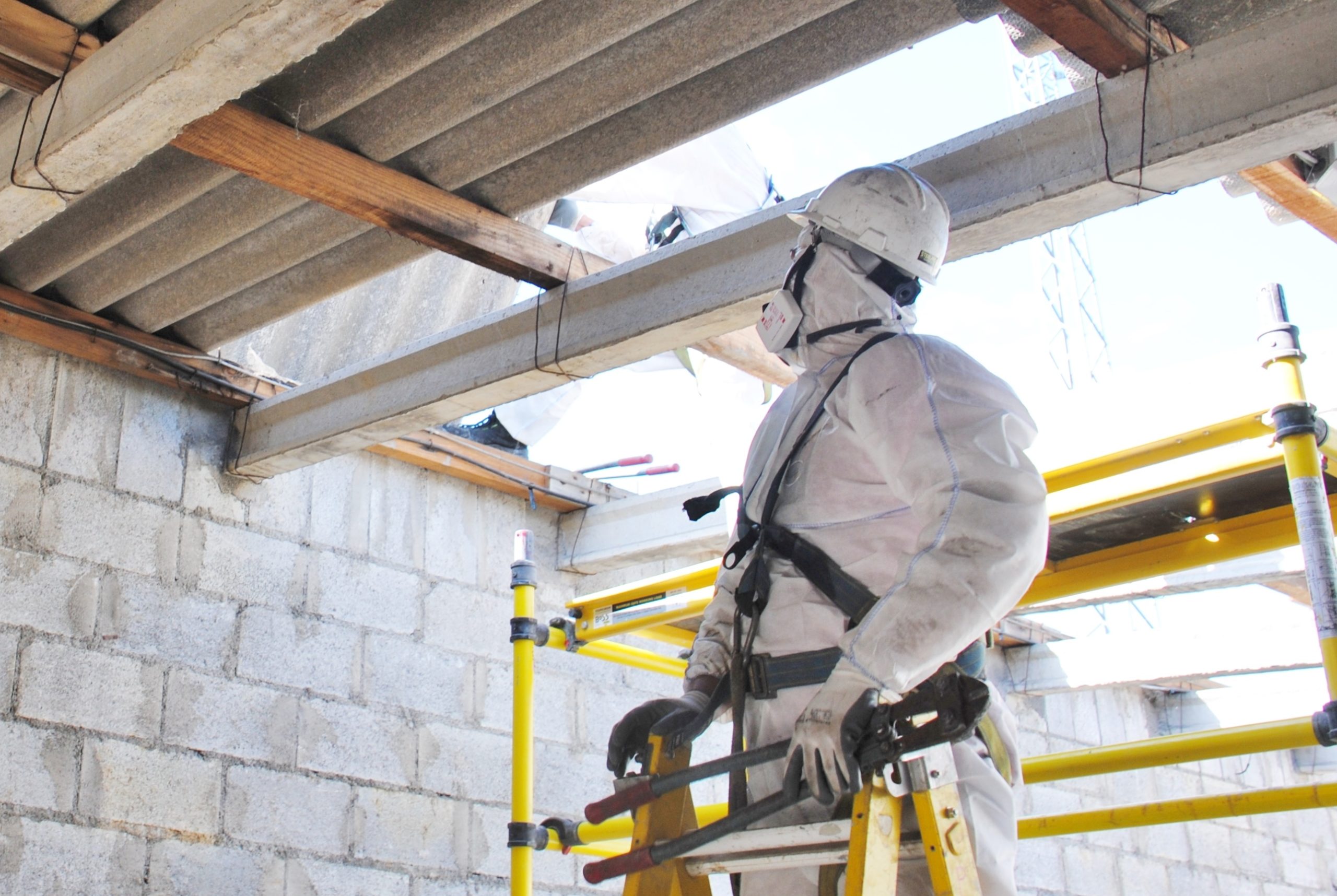 Desmontando tejado de fibrocemento con amianto en Estación Eléctrica asbestos abatement in progress - Ontario